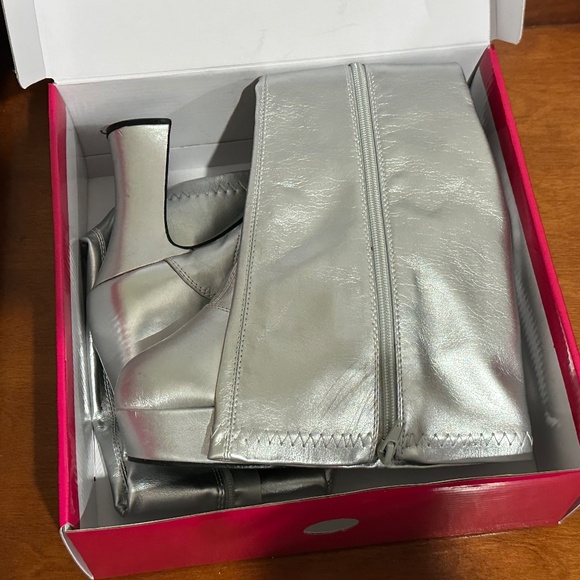 Funtasma Exotica-2000 Platform Boots, Silver, Size 9 - Picture 11 of 11